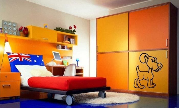 en kombinasjon av lys oransje i stil med en leilighet med andre farger