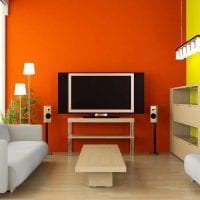 kombinasjon av lys oransje i det indre av soverommet med andre farger på bildet