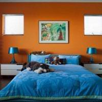 kombinasjon av lys oransje i soveromsinnredningen med andre farger foto