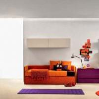 kombinasjon av lys oransje i interiøret i leiligheten med andre farger på bildet