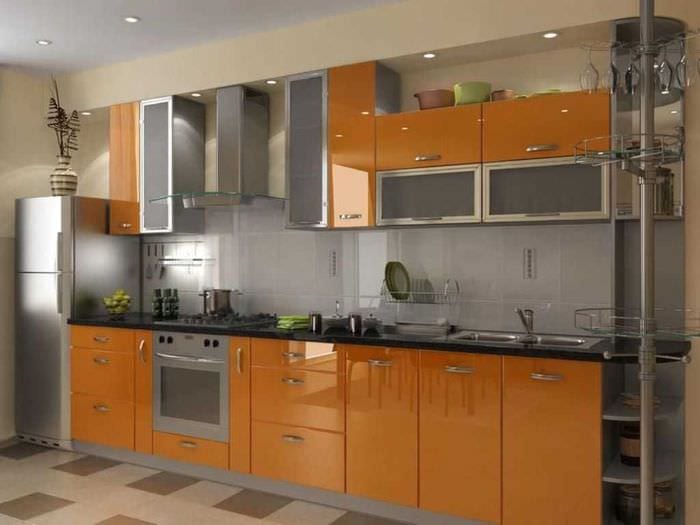 kombinasjon av lys oransje i kjøkkeninnredning med andre farger
