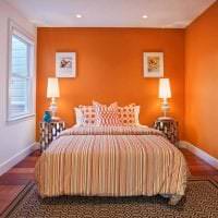 kombinasjon av lys oransje i innredningen av huset med andre farger på bildet