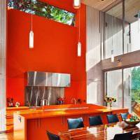 kombinasjon av lys oransje i det indre av kjøkkenet med andre farger på bildet
