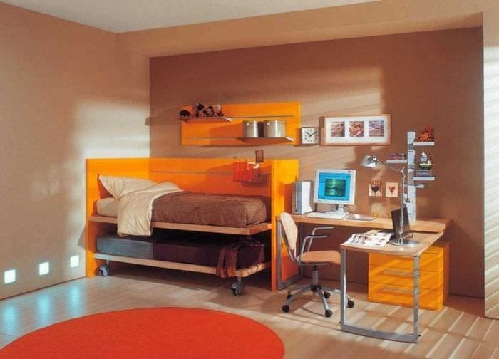 en kombinasjon av lys oransje i stuen med andre farger