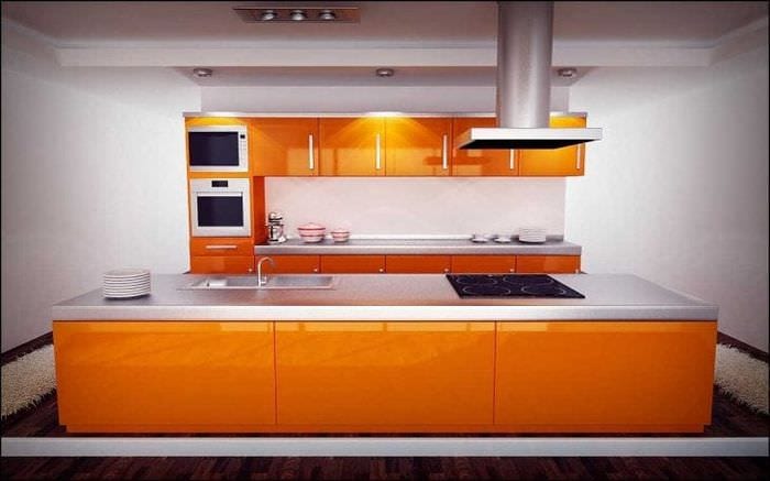en kombinasjon av lys oransje i stueinnredningen med andre farger
