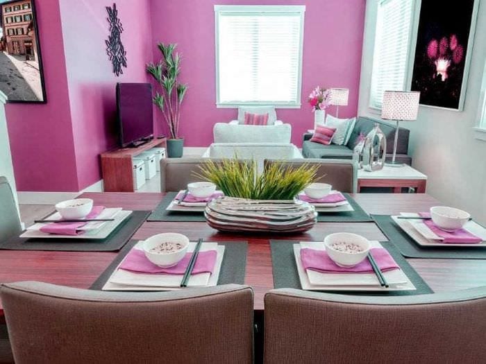 a világos rózsaszín kombinációja a hálószoba belsejében más színekkel