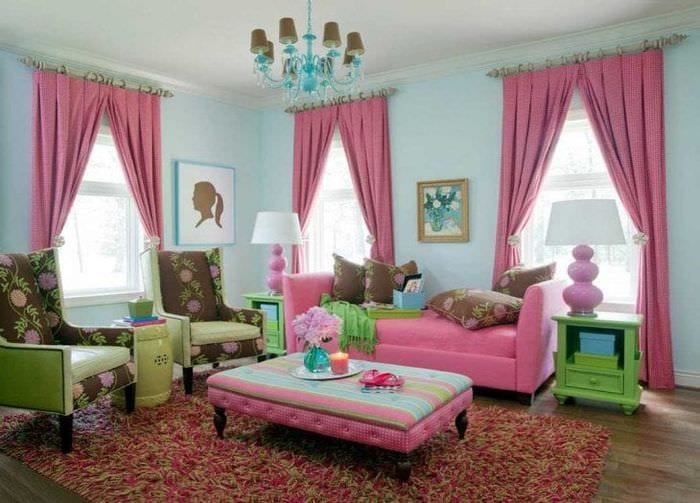 sötét rózsaszín kombinációja a ház stílusában más színekkel