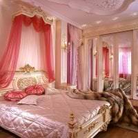világos rózsaszín kombinációja a szoba belsejében a fotó más színeivel