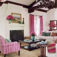 a világos rózsaszín kombinációja a nappali kialakításában a fotó más színeivel