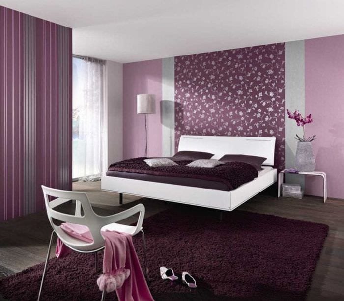 kombinace lila barvy v designu obývacího pokoje