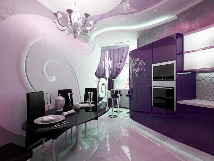 kombination af lilla farve i design af korridoren