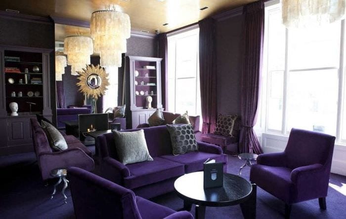 kombinace lila barvy v interiéru ložnice