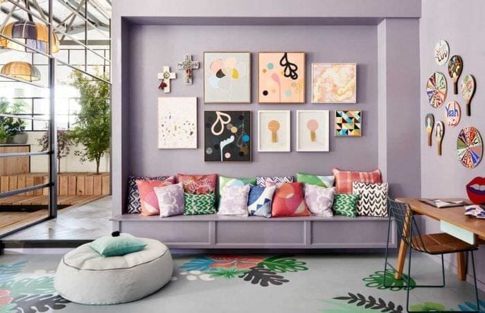 kombinace lila barvy v interiéru obývacího pokoje