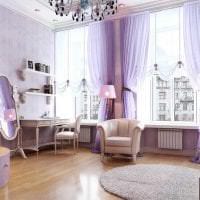 kombinace lila barvy v designu obrazu obývacího pokoje