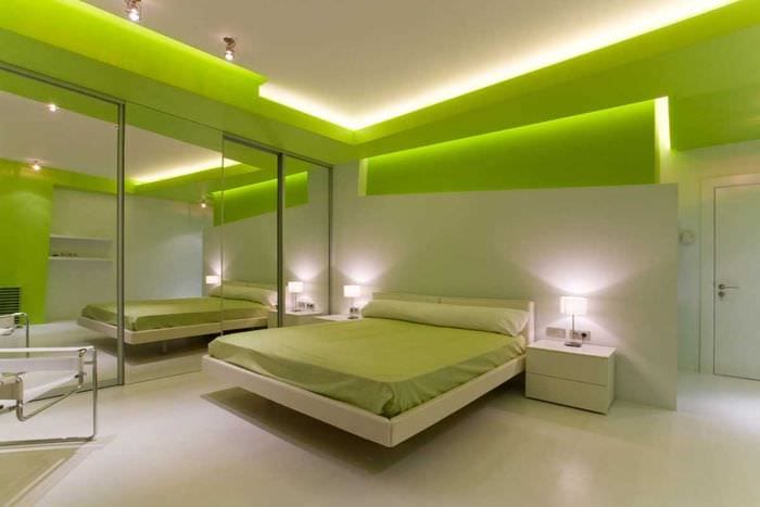 η επιλογή χρήσης πράσινου χρώματος σε ένα φωτεινό εσωτερικό δωματίου