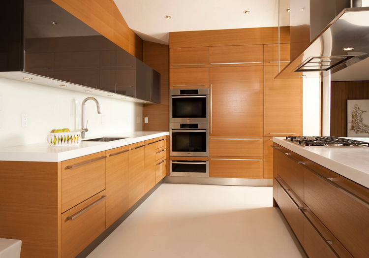 Sokkelbetræk til køkken rustfrit stål-aluminium-look-træfronter-hvid-bordplade-stænkbeskyttelse
