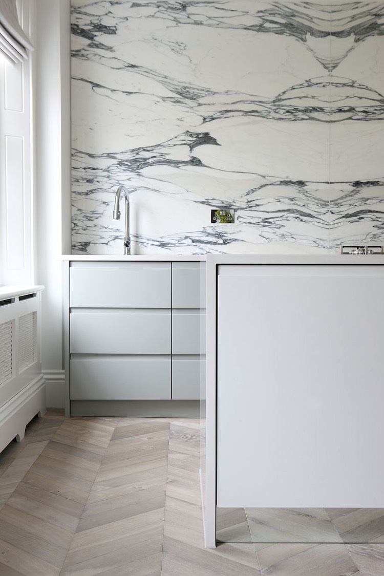 sokkel-køkken-spejl-parket-eg-grå-væg-design-marmor-optik