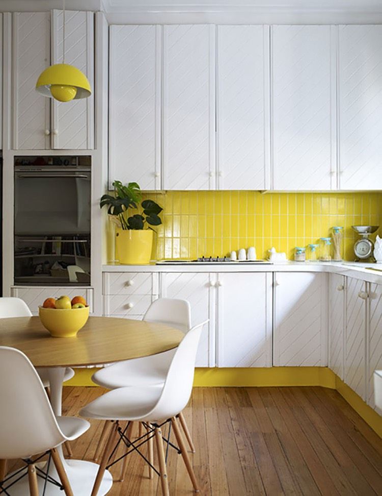 Sokkel-køkken-flisebelagt-spejl-gul-kombination-hvide-fronter-trægulv