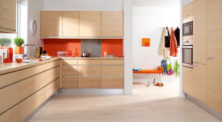 Sokkelbeklædning til køkkenaluminium-grå-træfronter-lys-orange-stænkbeskyttelse