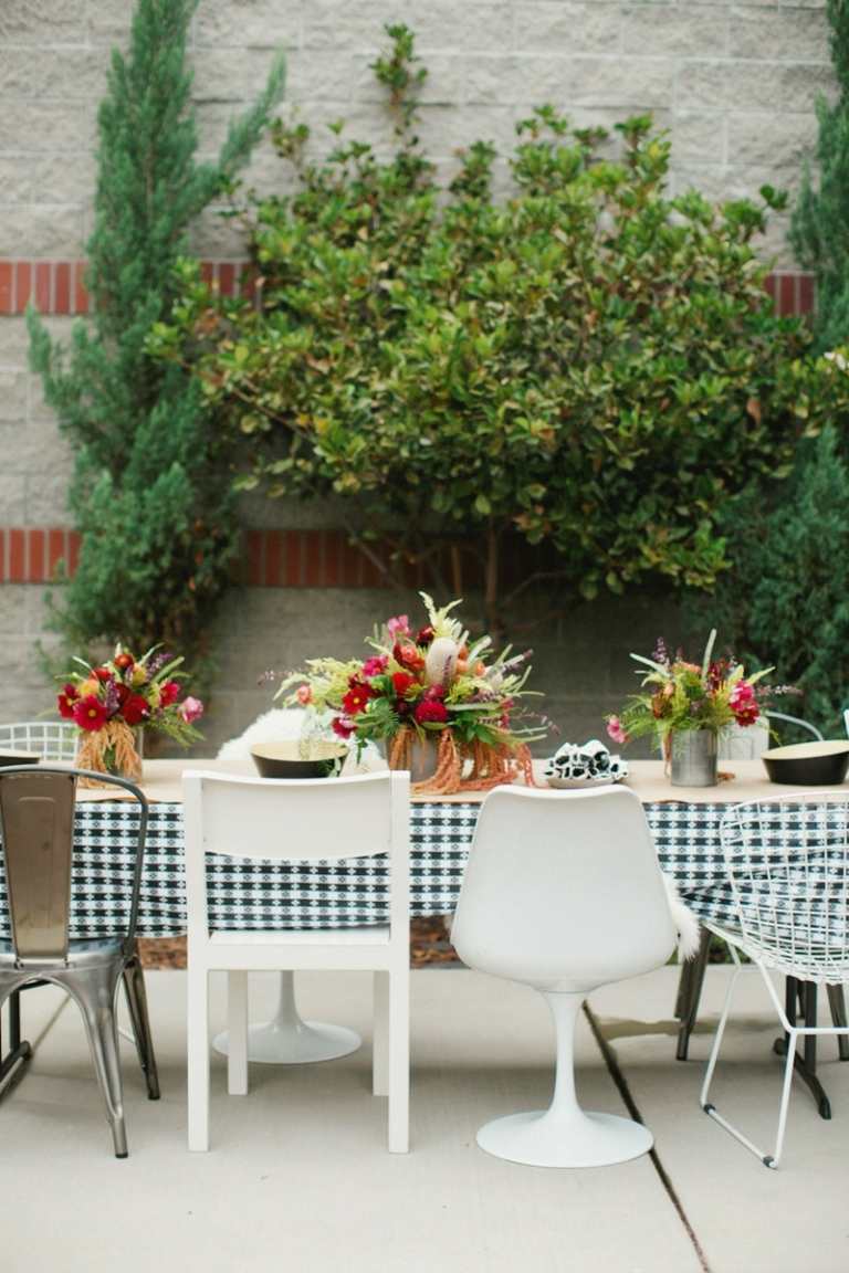 sommerdekoration til din havefest borddekoration blomsterarrangementer ternet dug