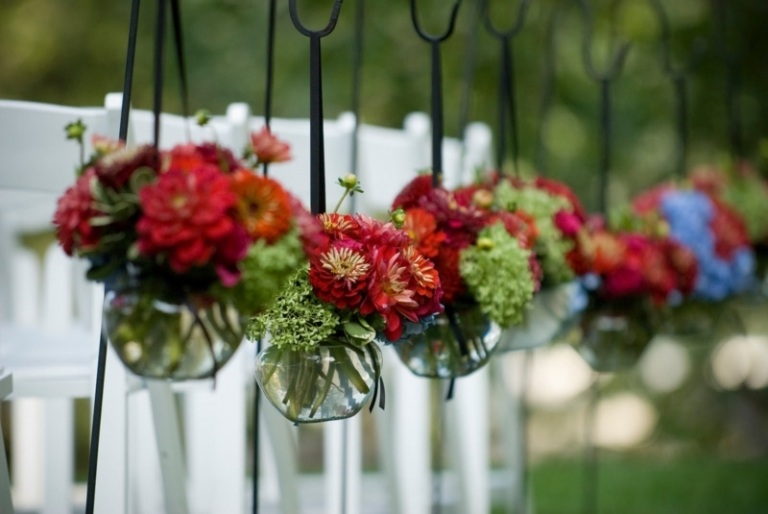 sommerdekoration til din havefest blomstervaser hænger idé romantisk