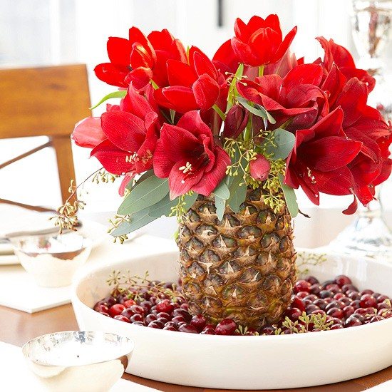 borddekoration sommer ananas vase tropiske blomster