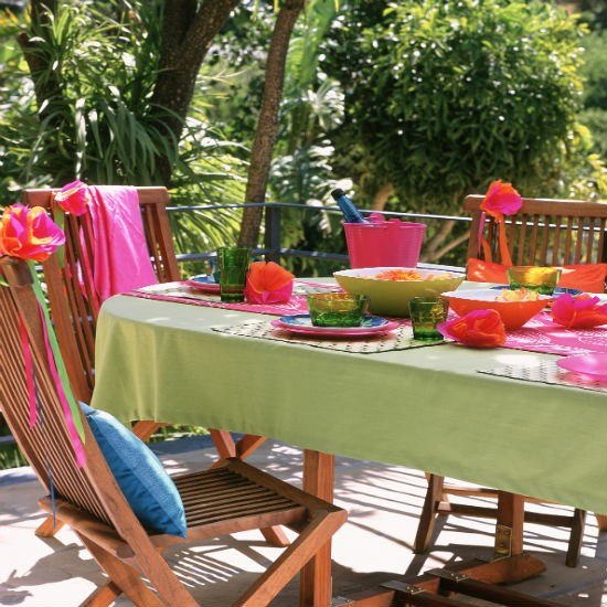 sommerdekoration til din havefest tropisk stemning lilla bordservice