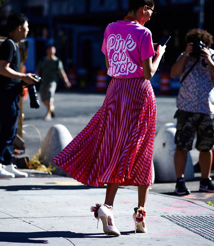 sommer-outfits-kvinder-hot-trends-stil-tips-pink-tshirt-slogan