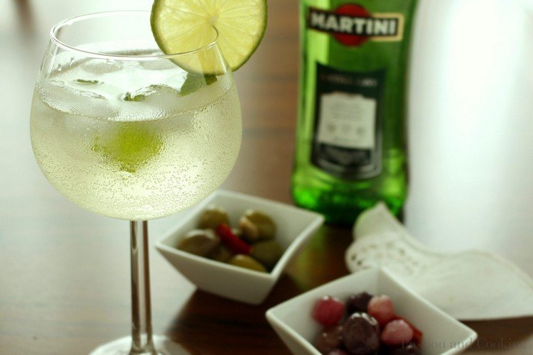 Sommerspritzer med martini -cocktails med opskrifter på hvidvin