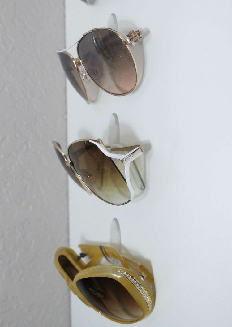 Solbriller-opbevaring-kroge-stick-on-wall-let at efterligne
