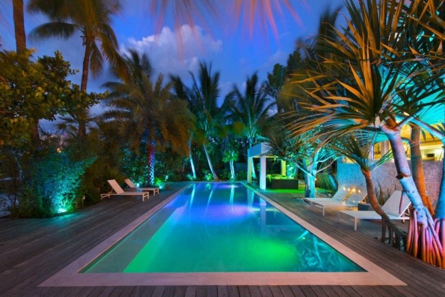 Villa Miami poolbelysning farver palmer træterrasse Bankirai