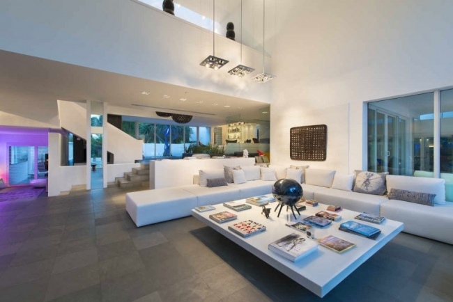 Loft lejlighed-stue højt til loftet design-lys design