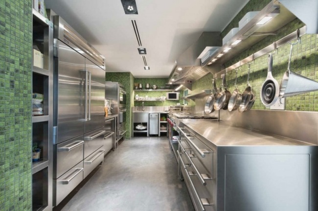Opsætning af køkkenet Fronter i rustfrit stål Lægning af grønne mosaikfliser