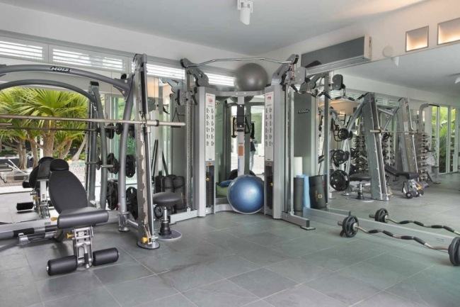 Boligbygning Miami indendørs-fitnessrum-moderne-udstyr