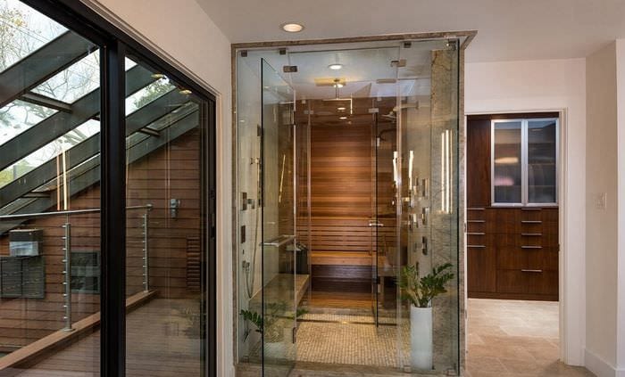 dizajn sauny so sklenenými dverami