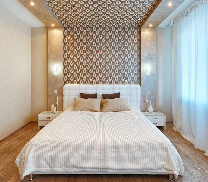 et eksempel på et lyst interiør for en sengegavl