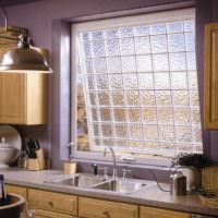 ajatus kirkkaasta ikkunan sisustuksesta keittiön kuvassa
