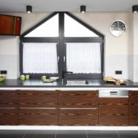 vaihtoehto epätavalliselle ikkunamallille keittiön kuvassa
