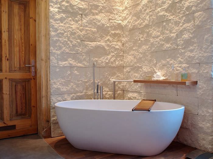 Modernt badkar i ekostil med en touch av minimalism
