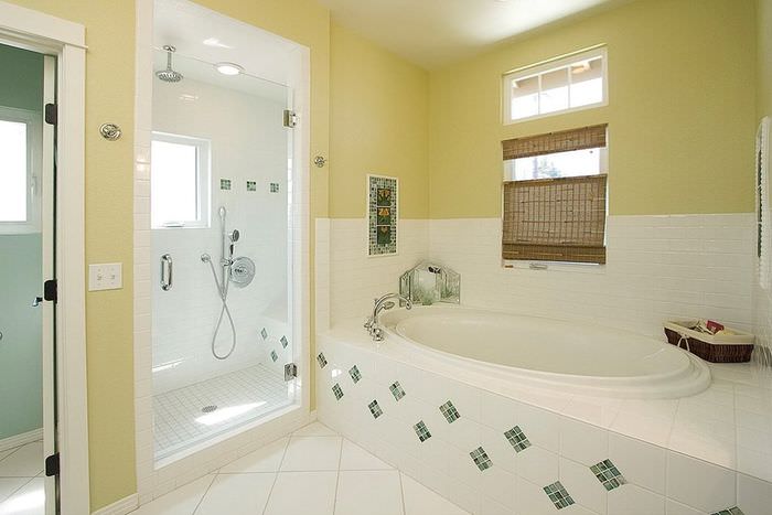 Комбинацията от бели и светлозелени плочки в интериора на банята