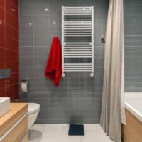 Дизайн на баня със сиви и червени плочки