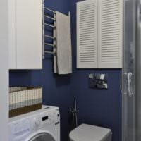 Modré steny a biele inštalatérske práce v kúpeľni