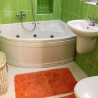 Hörnbadkar och gröna keramiska plattor
