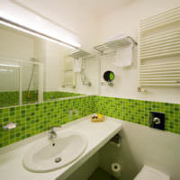 Комбинацията от зелено и бяло в дизайна на банята