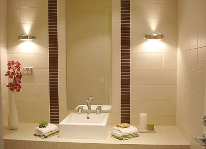 Nástenné svietidlá pri zrkadle v kúpeľni