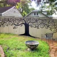 A kerítés díszítése saját kezű rajzokkal
