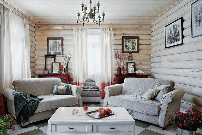 Landhus stue design med to sofaer