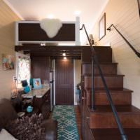 Lépcső egy keskeny nyaraló hálószobájához