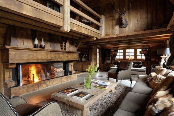 Egy vidéki ház nagy nappalijának faház stílusú belső tere