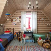 Indretning af et børneværelse på loftet i et privat hus